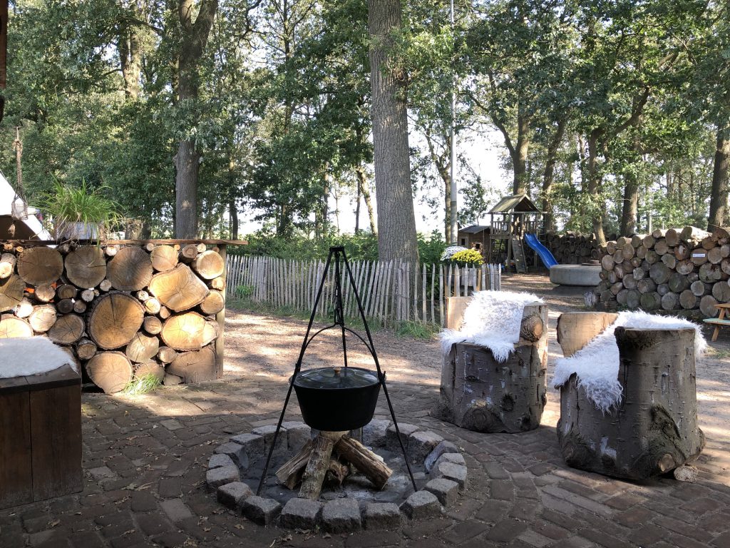 Kampvuurplaats bij yurts (vd site het-buitenland